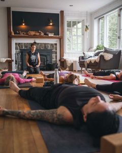 Cours-de-Yoga-en-entreprise-yoga-shak-montreal